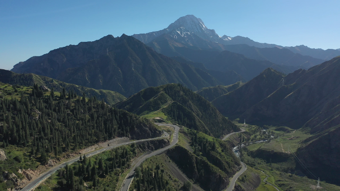 新疆航拍蜿蜒的盘山公路
