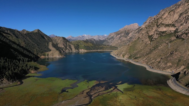 新疆平静湖水与山川