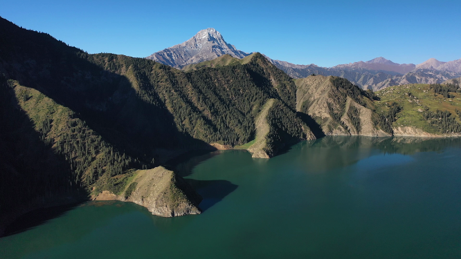 新疆美丽的湖水与山川