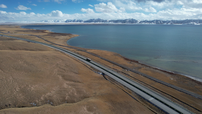 原创 青海德马高速公路湖泊自然风光航拍
