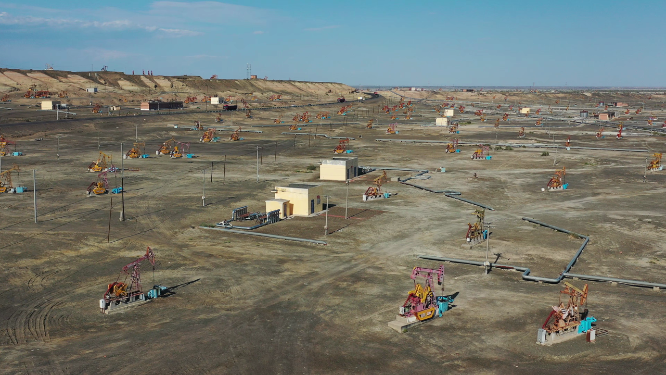 新疆克拉玛依油田百里油区磕头机石油开采的航拍景观