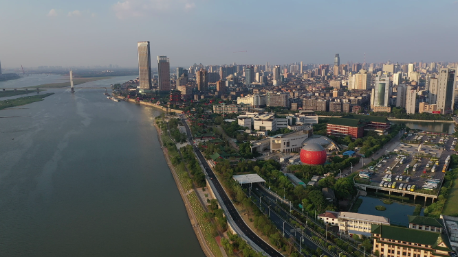 江西南昌赣江两岸城市高楼天际线