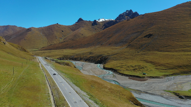 新疆航拍风景山川河流道路