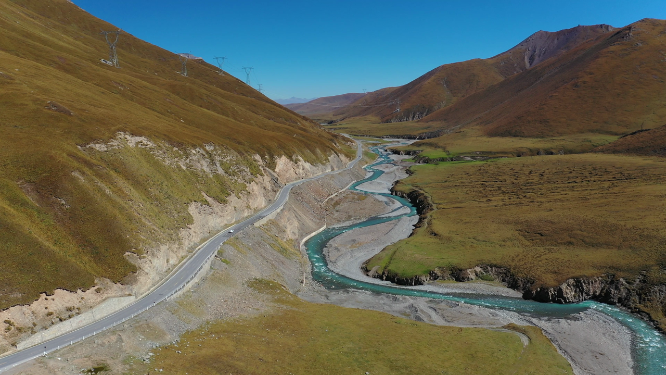新疆航拍风景山川河流道路