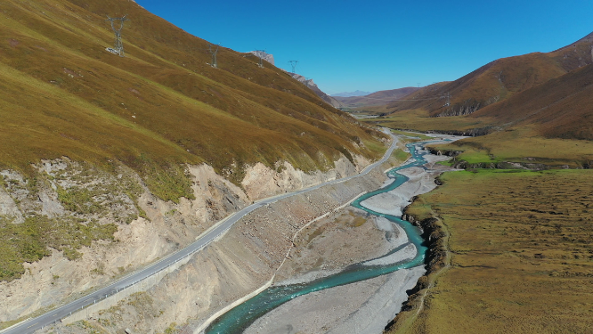 新疆航拍风景山川河流道路