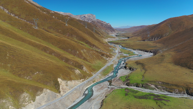 航拍风景山川河流道路