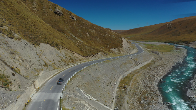 航拍车辆沿绕山公路行驶
