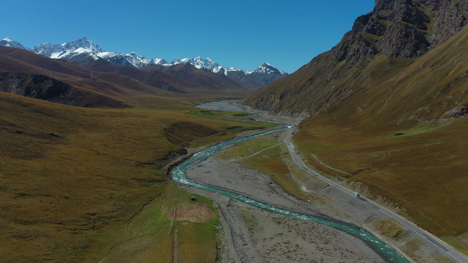 车辆行驶在绕山公路