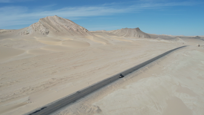 青海柴达木盆地广袤的戈壁沙漠中的G315国道