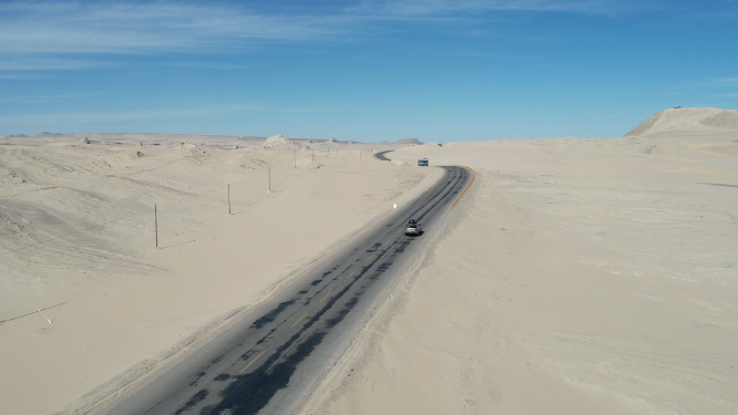 沙漠中的公路景观