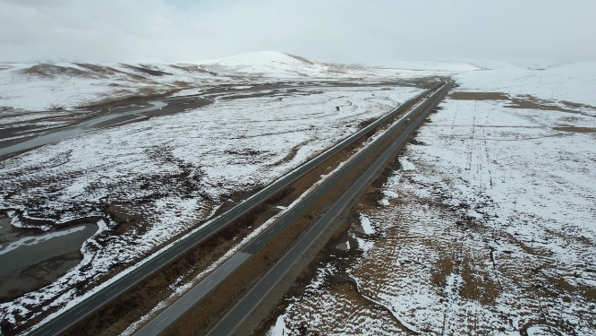 原创 青海玉树共玉高速雪原公路自然风光