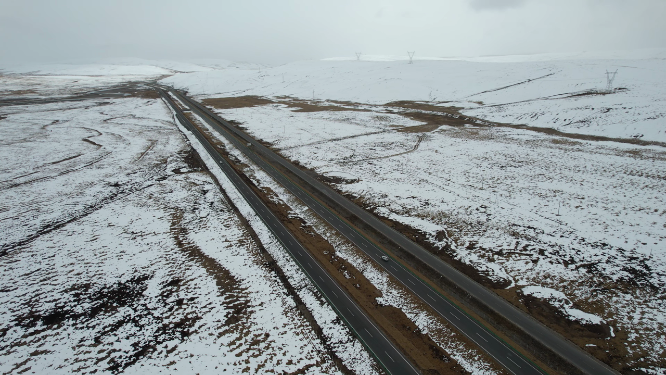原创 青海玉树共玉高速雪原公路自然风光