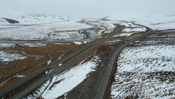 原创 青海玉树共玉高速雪原公路自然风光