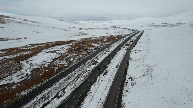 原创 青海玉树共玉高速雪原公路自然风光