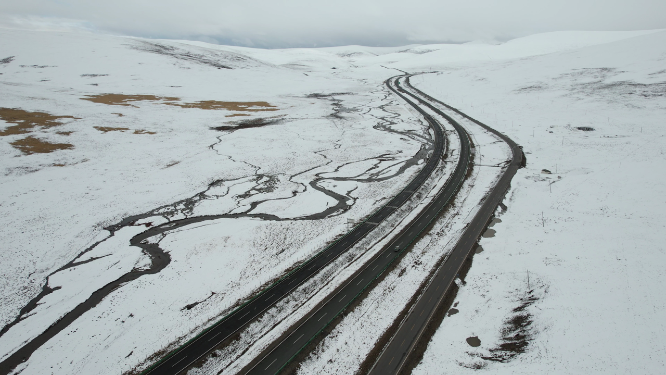 原创 青海玉树共玉高速雪原公路自然风光