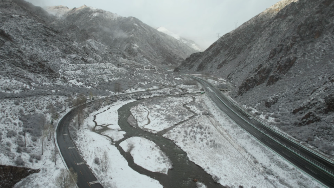 原创 青海玉树共玉高速雪原公路自然风光