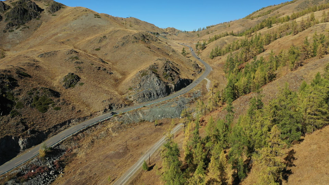 新疆阿勒泰白哈巴村盘山公路旅行