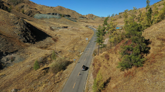 新疆阿勒泰白哈巴村盘山公路旅行