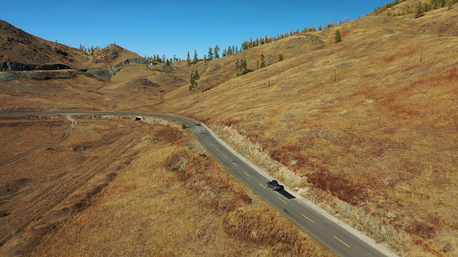 新疆阿勒泰白哈巴村盘山公路旅行