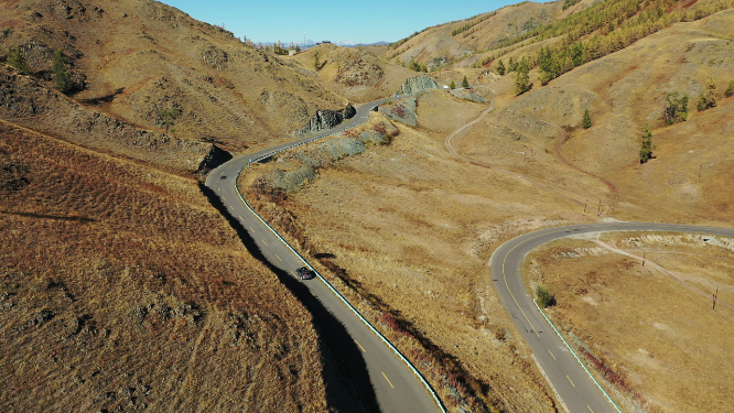 新疆阿勒泰白哈巴村盘山公路旅行