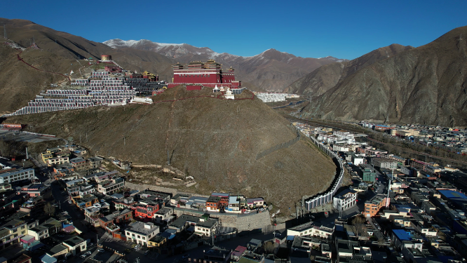青海玉树市结古寺城市地标建筑航拍风光