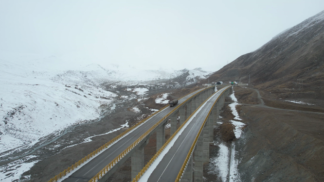 青海果洛州阿尼玛卿山区久马高速公路