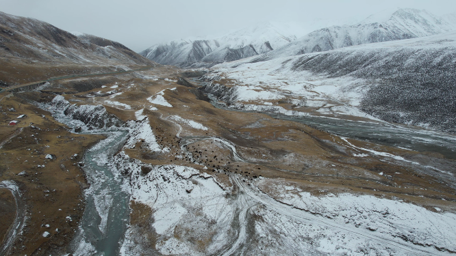 青海果洛州阿尼玛卿山区雪山高原自然风光
