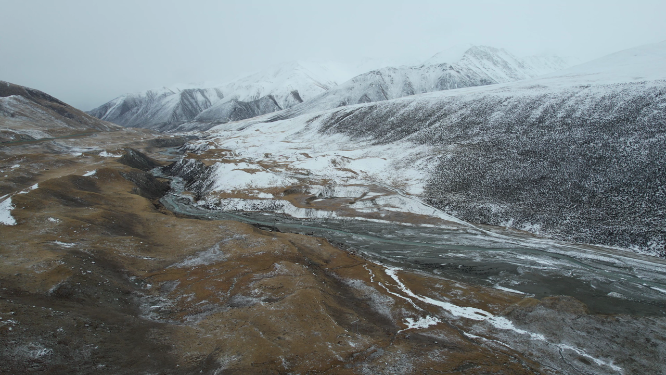 青海果洛州阿尼玛卿山区雪山高原自然风光