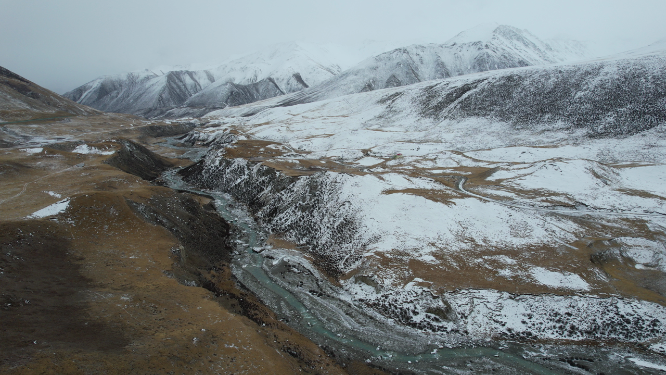 青海果洛州阿尼玛卿山区雪山高原自然风光