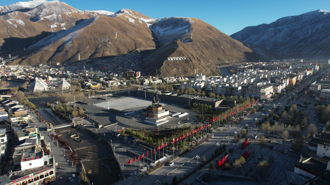 青海玉树市格萨尔王广场城市航拍风光