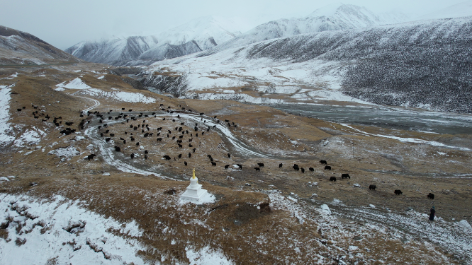 青海果洛州阿尼玛卿山区雪山高原自然风光