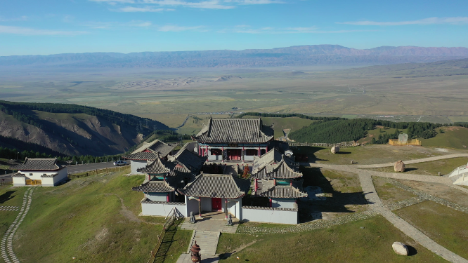 新疆哈密东天山庙的航拍景观