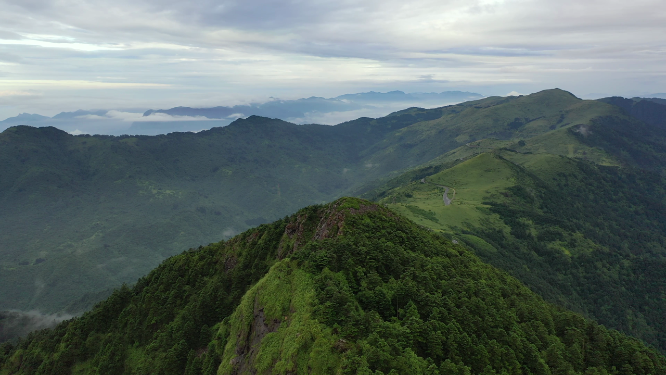 航拍绿色高山