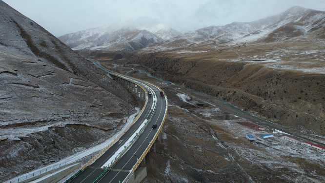 青海果洛州阿尼玛卿山区久马高速公路