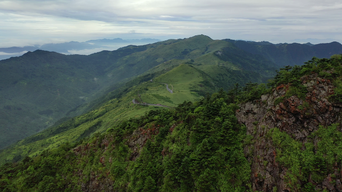 航拍群山连绵壮丽景观