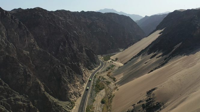 新疆吐鲁番吐和高速公路交通运输峡谷自然风光