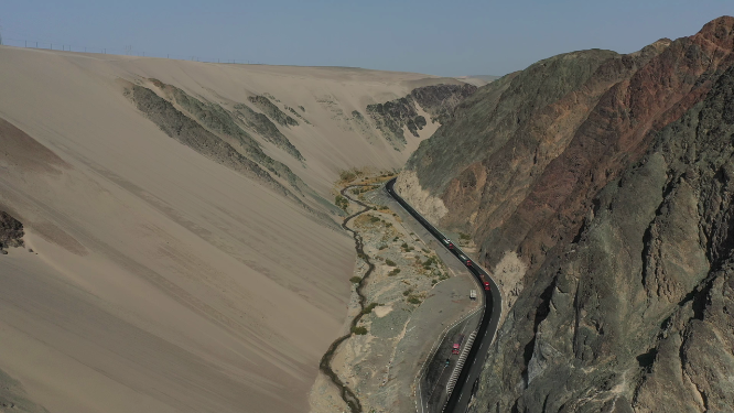 新疆吐鲁番吐和高速公路交通运输峡谷自然风光