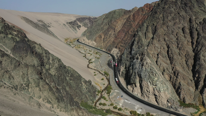 新疆吐鲁番吐和高速公路交通运输峡谷自然风光