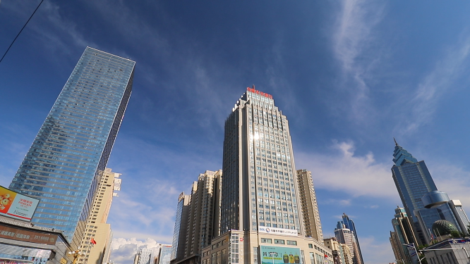新疆乌鲁木齐市中心繁华的街景