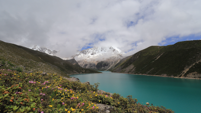 西藏山南色乡白马林湖库拉岗日雪山自然风光