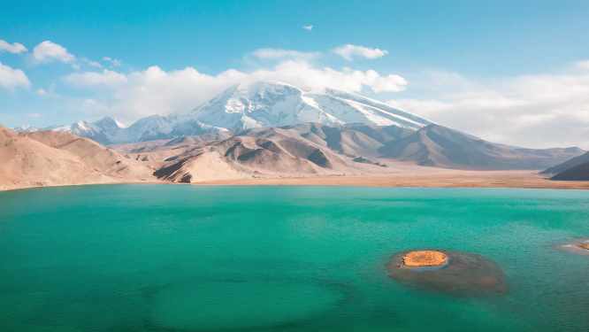 新疆喀拉库勒湖慕士塔格雪山湖泊风光延时