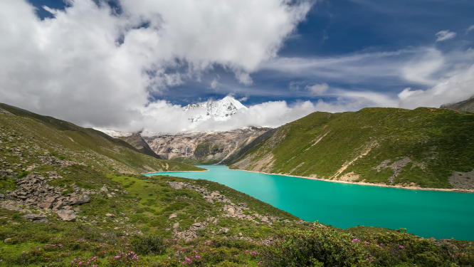 西藏山南白马林湖库拉岗日雪山野外自然风光