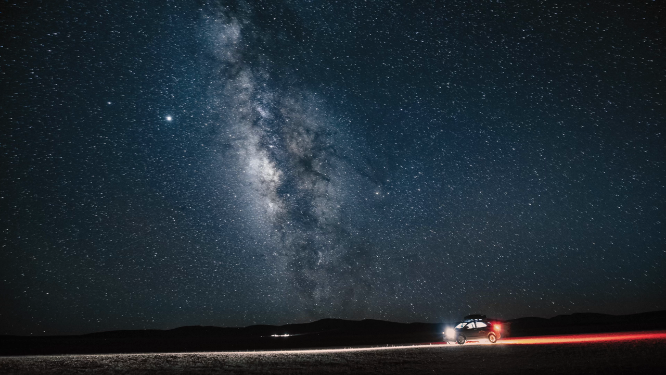 西藏阿里自驾旅游汽车夜晚星空银河风光延时