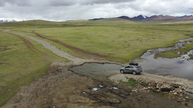汽车在西藏山南市洛扎县荒野草原无人区越野