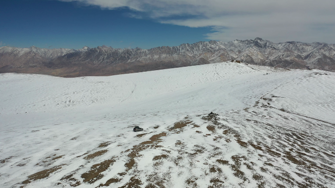 汽车越野行驶在塔什库尔干帕米尔高原雪地中