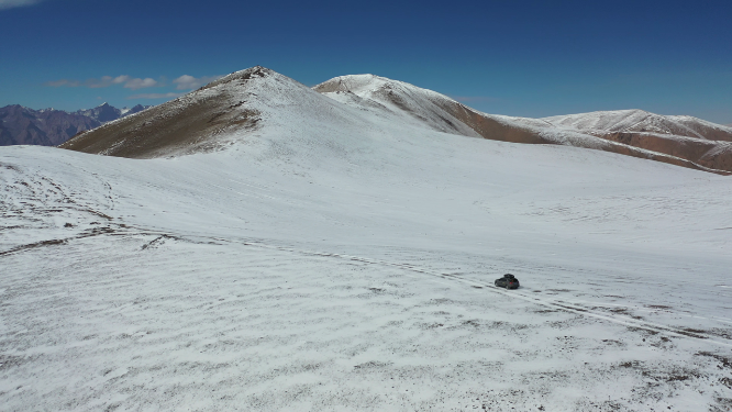 汽车越野行驶在塔什库尔干帕米尔高原雪地中