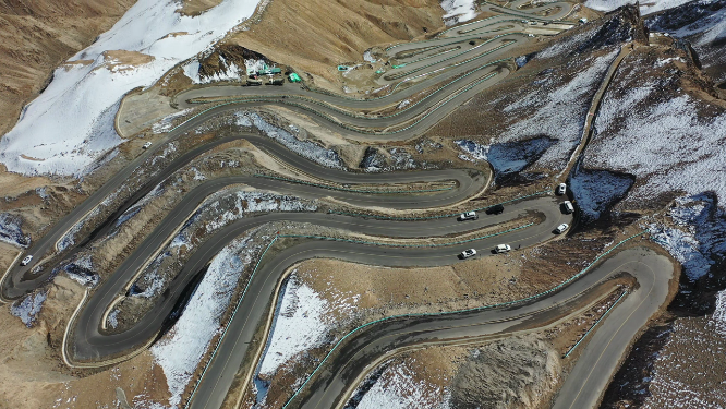 新疆塔什库尔干县盘龙古道航拍公路
