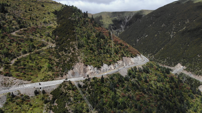  四川甘孜高尔寺山山谷森林公路自驾游