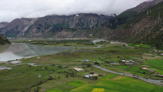西藏318国道然乌湖乡村田野自然风光