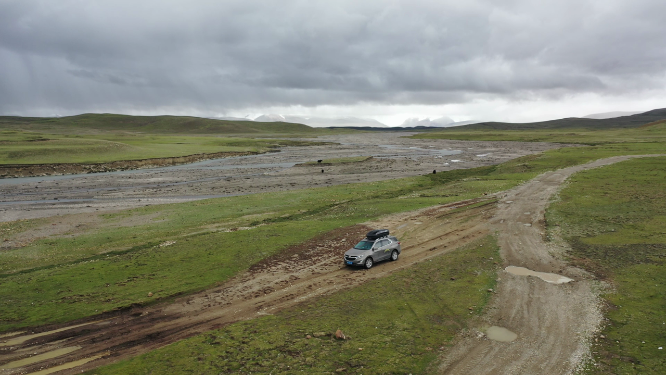 西藏青藏高原荒野无人区汽车跋山涉水旅行